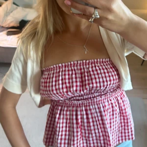 Vit bolero med rosett - Jättesöt bolero med en liten rosett där bak