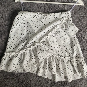 Kjol  - Supergullig prickig kjol som är köpt på shein ❣️ Superfint skick då jag säljer den för att den är lite för liten för mej. 