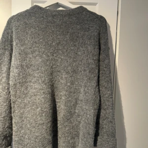 Stickad tröja  - Stickad tröja från H&m, perfekt till hösten🩷