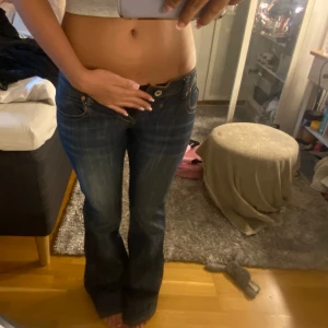 Jätte snygga low waist bootcut byxor! - Jag säljer dessa på grund av att det är för små för mig och då inte kommer till användning. 💕 jag är 165 lång och de är lite långa på mig!! De är lite slitna på backsaidan av jeansen där nere, som du ser på bilden💕💕 Dm om du har några mer frågor!!