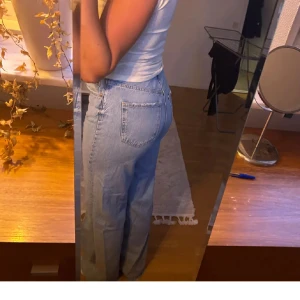 Ljusblåa Jeans - Säljer dessa jeans från Gina Tricot då jag inte fått användning för den o har många likande. Ett par ljusblå jeans med hög midja och rak passform. De är i storlek 38 men skulle säg 36/38 eftersom midjan är hög. Jag är 166 o de går till mina fötter.