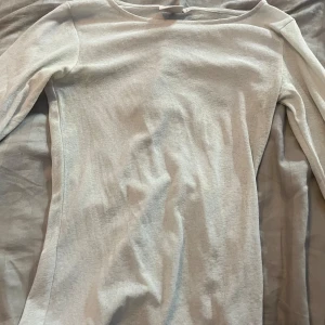nelly tröja - säljer denna intimissimi doupen. Jätte fin lite genomskinlig men super fin. storlek S och säljer den för 80kr + frakt. använt ett få tal gånger men kommer inte till användning längre
