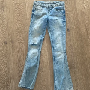 Utsydda jeans med hål  - Jag vill se vad jag kan få för dem så skriv innan du köper 