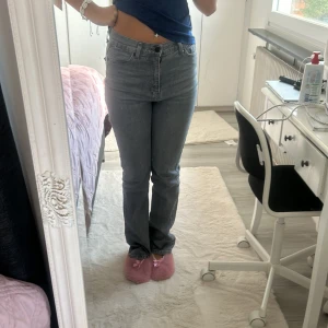 Midweisted straight leg jeans  - Gråa jeans som jag precis köpte men det var inte riktigt min stil så jag säljer vidare dom jag köpte dom begagnadt ❤️