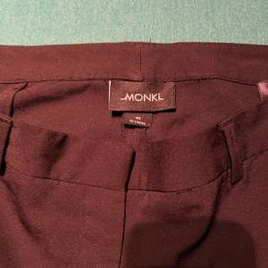 Svarta kostymbyxor från Monki storlek 40
