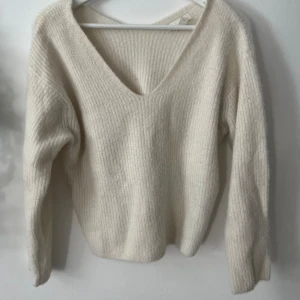 vit stickad tröja💕 - mysig vit stickad tröja från hm! bra skick, vill bli av med drf billiga priser 