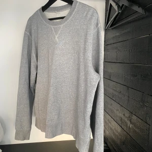 Arket Collegetröja - Tja! Säljer denna superfina Gråa French Terry sweatshirten då den är för liten! Tröjan är i superfint skick och bara använd ett fåtal gånger. Tröjan är i strl L men sitter ungefär som en M!