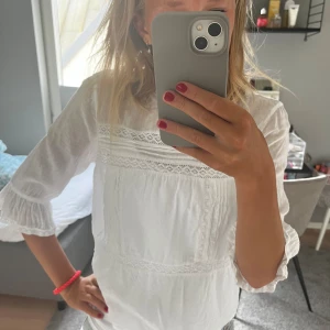 Vit blus  - Söt blus från only som nästa aldrig har används. Nypris 420kr (40 euro) 