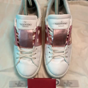 Valentino Skor  - Hej! Säljer nu dessa Valentino Opens, storlek 38, skicket bedömer vi är mycket bra två extra skosnören och dustbag ingår, tveka inte på att höra av er vid frågor kring skorna! 