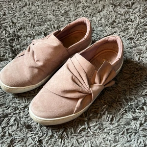 Skor🎀 - Säljer dessa snygga ljusrosa skor från So all tror jag💕 bilden ger inte riktigt rättvis färg då dem är lite mer rosa i verkligheten, så fina!!💗 kan skicka fler bilder om det önskas 