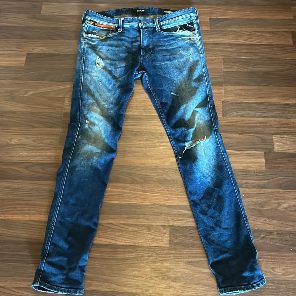 Säljer nu ett par riktigt feta replay jeans med slitningar i storlek 32/32🤝🍻. Jeans & Byxor.