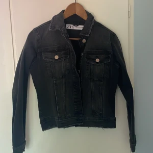 Jeansjacka  - Säljer denna jeansjacka från Zara då jag nästan aldrig använder den.