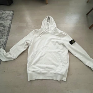 Vit hoodie med märke på ärmen - skit bra skick knappast använd