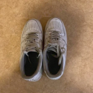 Nike air force 1 - Jag säljer mina Nike air force 1 för dom passar ej mig och jag har köpt ett nytt par skor 