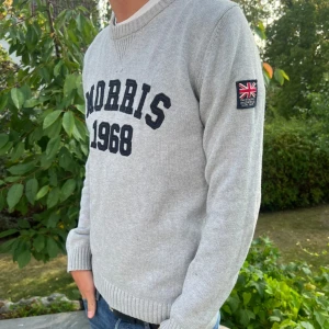 Morris tröja - Sjukt fet stickad grå Morris tröja med ett mörkt tryck på framsidan och en mindre märke högt upp på ena armen. Skicket är toppen och nypris ligger på över 1000kr! Tveka inte på att höra av er!🤩