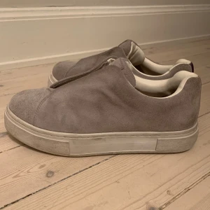 Doja sneaker - Säljer dessa skor från Eytys i ljusgrå färg. Använt men fint skick! Box och det som kom med ingår också! tryck gärna på köp nu!😊