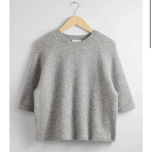 Stickad tröja  - Stickad tröja från & other stories  Storlek xs använd 1 gång.  Nypris 790kr 