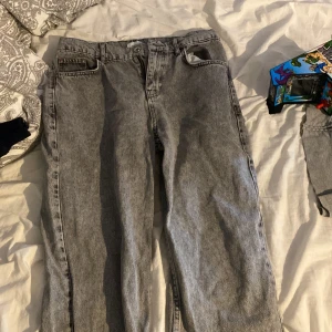 grunt jeans - fint skick dock är dem lite sönder längst nere på höger benet dock märks det knappt av, jeansen är en lite pösigare modell