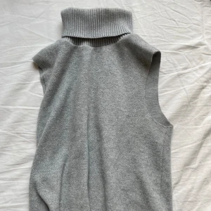 Stickad  - Stickad polo utan ärmar från zara