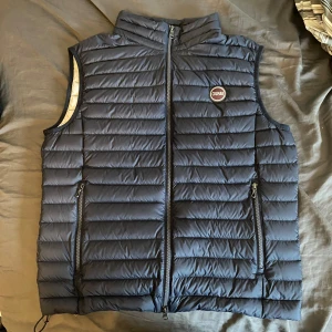 Colmar väst - En väldigt fin colmar väst, den är 10/10 skick. Bara använt ett par gånger, köpt för 2800 kvitto finns