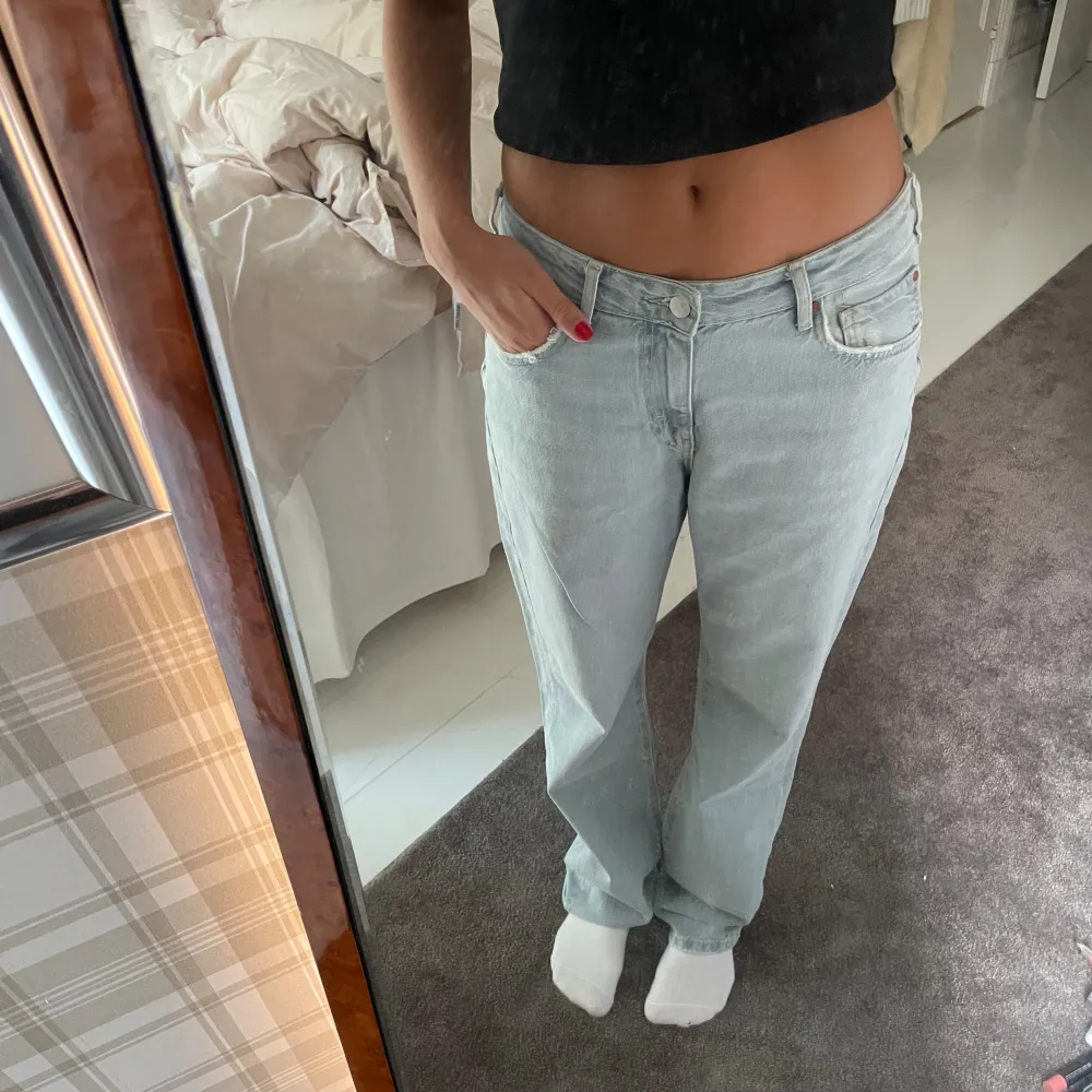 Ljusblå lågmidjade straight jeans från bikbok i toppen skick, använda endast fåtal gånger. Storlek w29 L32. Jeans & Byxor.