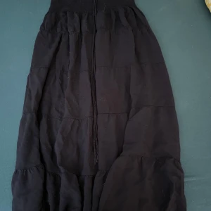 Långkjol  - En väldigt fin långkjol i färgen marinblå. Köpte kjolen på en marknad i mitt område förra året. Kjolen är använd ett antal gånger men inga täcken på användning🥰 skulle säga storlek s men kan passa bra som M🥰 (pris kan diskuteras)