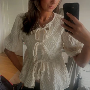 Knytblus - Säljer den populära knytblusen från Gina då den tyvärr inte kommer till användning💕💕💕 knappt använd!! Str S