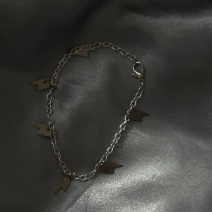 Lightning charm bracelet - Säljer detta super fina armband som är handgjort av mig. Det är gjort i rostfritt stål och passar perfekt för de som gillar stockholmsstilen💕