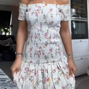 HM off shoulder klänning - Jättefin klänning från hm, använd två ggr så i nyskick❣️hör av er vid frågor!