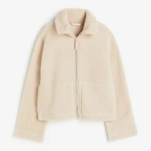 Teddy jacka - Säljer min teddy jacka då den inte kommer till användning. Storlek M men passar typ alla storlekar. Skriv för fler bilder. Pris kan diskuteras. Finns et litet brännmärke på armen