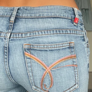 Jeans - Midjemått: 38cm rakt över, innerbenslängd: 75cm 💗