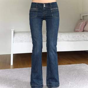 Ett par lågmidjade bootcut jeans med midja 76cm och innerben 78💕 För referens är jag 170 och använder storlekar 32/34/36