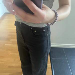 Jeans från Gina Tricot i storlek 34, högmidjade och lite ”bagy”. Säljer för 100kr🤍 använda några gånger men endast slitage på lappen där bak