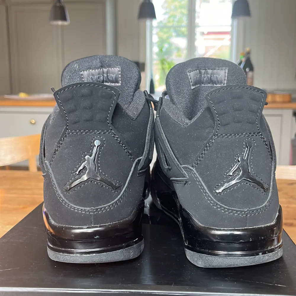 Nästan helt nya Jordan 4 black Cats har använts en gång. De var för små så jag kunde inte ha de. De är i ett superskick!. Skor.