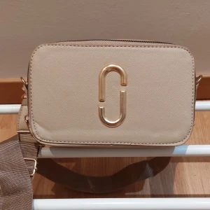 Marc jacobs väska - Säljer denna beiga väska, axelband medföljer🫶🏼