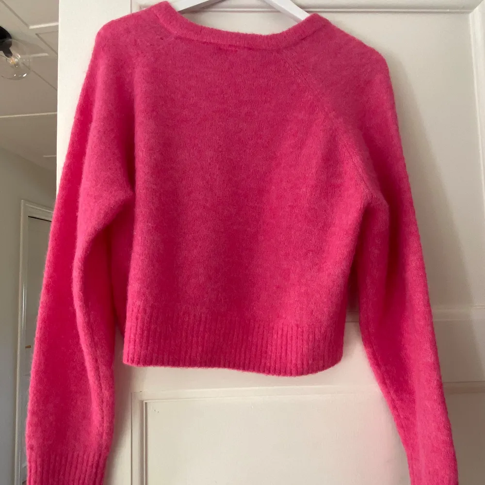 Säljer denna rosa stickad tröja från Åhléns med märker Carin Wester som passar perfekt till hösten. Storlek S. Tröjan är helt nyköpt och lappen finns kvar. Orginalpriset ligger på 500 kr.. Tröjor & Koftor.