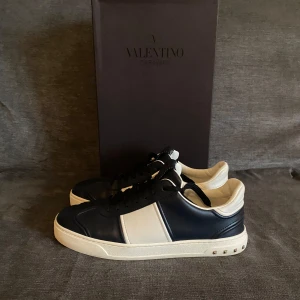 Valentino flycrew  - Säljer dessa riktigt feta Valentino flycrew, de är i storlek 41 1/2 men passar nog upp mot 42-42 1/2. De är nästintill oanvända och har alla bitar kvar. Allt förutom kvitto ingår även. Skriv vid minsta lilla fundering och skicka gärna prisförslag.