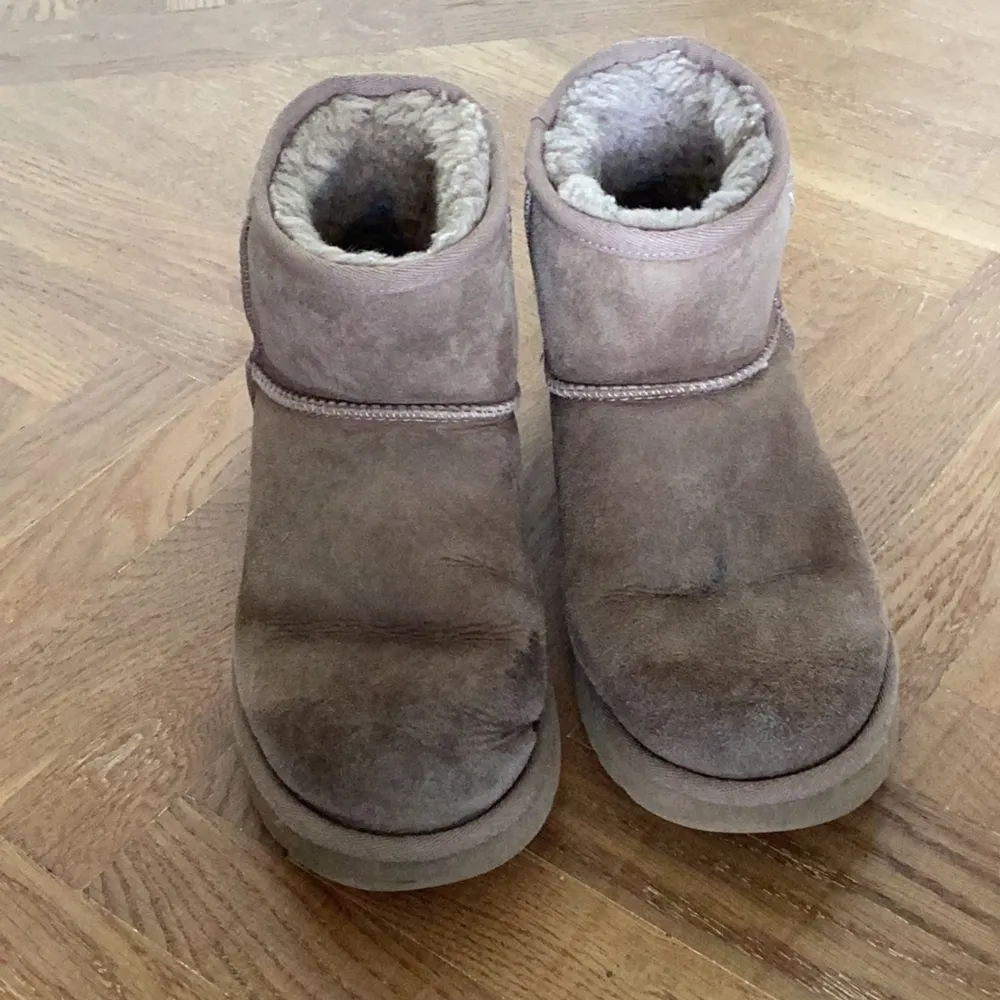 Säljer dessa fina uggs som är väl andvända men ändå i bra skick. De är lite vattenskadade där fram men det är inget som syns när man har de på sig. (De är äkta) skriv privat om ni vill ha bättre bilder.. Skor.