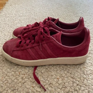 Röda adidas skor - Röda adidas skor som ej passar längre och ej kommer till användning💗