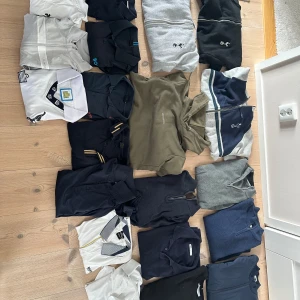 GARDEROB RENSNING (För killar 14-17ish) - Extremt mycket kläder som jag inte använder längre. Det flesta är i Storlek M och för killar runt 14-17.  - Massor av märkeskläder (Ralph lauren, J.lindeberg, Les deux, Napapijri osv..)  Går enbart att köpa allt tillsammans, Upphämtning önskas