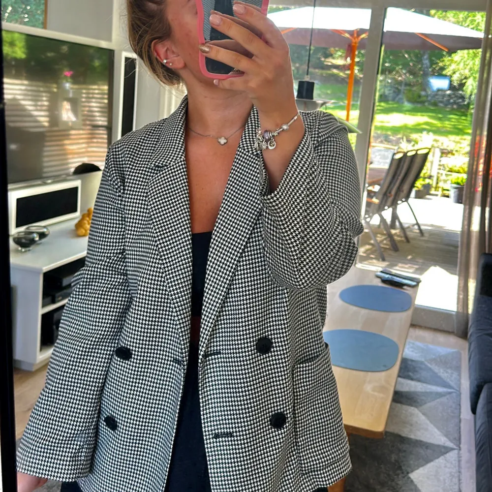 En väldigt snygg och sofistikerad blazer från Monki! Något oversized men passar till allt! Tyvärr inte använd så mycket men därav i väldigt fint skick!  Nypris 529 kr - säljer för 350 kr + frakt🤍🖤⚡️. Kostymer.