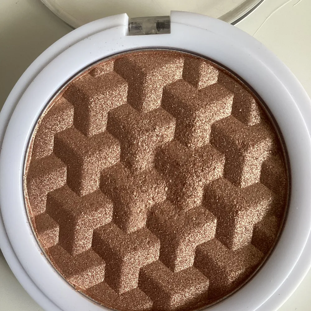 Säljer min Bronzer och highlighter🎀💕 Då dem inte kommer till andväning 💕 Bronzern är i från makeup Mekka och är i färgen Desert sand💕 Highligtern är i från revolution och är i färgen Rose 💕 Hör Järna av er vid funderingar och priset kan diskuteras 💕. Skönhet.