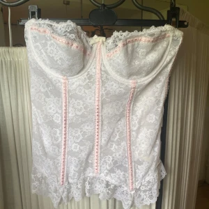 Vacker vintage korsett topp  - Så sjukt fin och sitter snyggt på. Den är justerbar så skulle nog passa både S och M🥰 