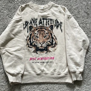 Tiger tjocktröja  - Säljer denna tjocktröjan med en tiger på från zara barn.