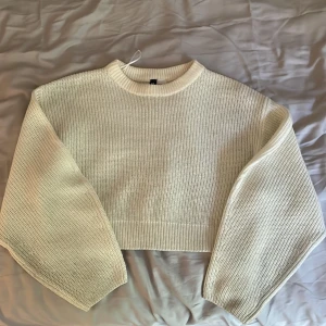 Vit stickad tröja  - Säljer en jätte fin vit stickad tröja, jätte bra skick, den är stretchig, passar för de som har storlek 160