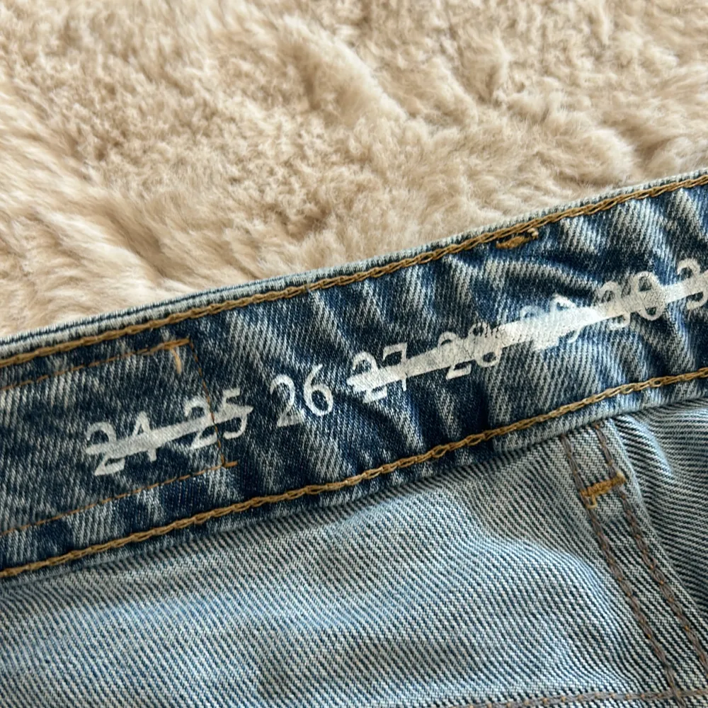 Säljer ett par högmidjade raka jeans ifrån bikbok. Använda fåtal gånger då jag har ett par likadana i en annan storlek💙. Jeans & Byxor.