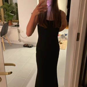 Lång klänning  - Jag säljer denna jätte fina lång klänning då den inte kommer till användning, det står ingen storlek men passar typ xs eller en liten s!
