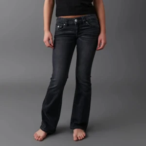 Svarta Bootcut Jeans - Säljer mina Svarta Bootcut Jeans från Gina Young då det inte är min stil längre, jättefina och knappt använda. Storleken är 146 så passar någon som har 146/152💞  (Dom är low waisted) Originalpris: 349 kr