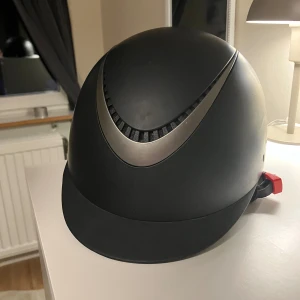 Ridhjälm - Superfin ridhjälm till salu för bra pris. Dock är de en spricka i skärmen som man inte märker, den funkar precis som den ska och är ett godkänt märke. Nypris är 1200 kr
