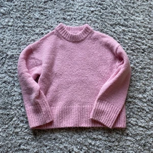 Rosa stickad tröja  - Jättefin rosa stickad tröja från Gina Tricot i storlek S. Passar även storlek M. Den har inga defekter. 
